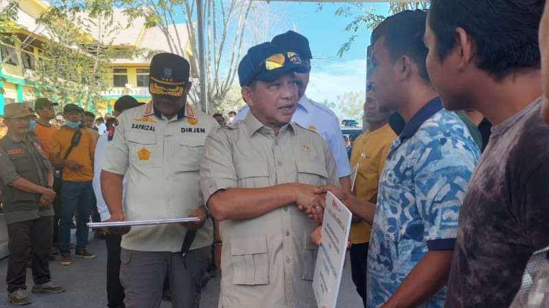 Tito Karnavian Hands Over Aid for Disaster-Damaged Homes in Aceh Tamiang