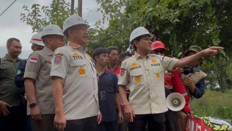 Home Minister Inspects Disaster Zones in Aceh with Vice Governor