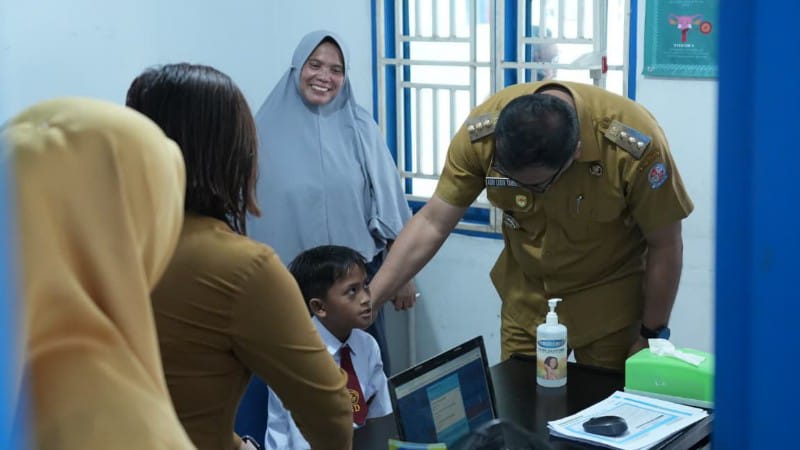Deli Serdang Regent Inspects Health Centers and Schools, Calls for Upgrades