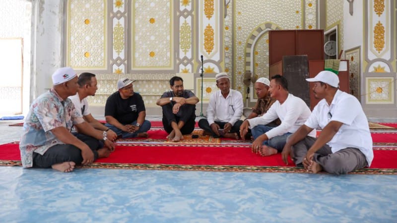 Aceh Governor Funds Mosque Construction in His Hometown