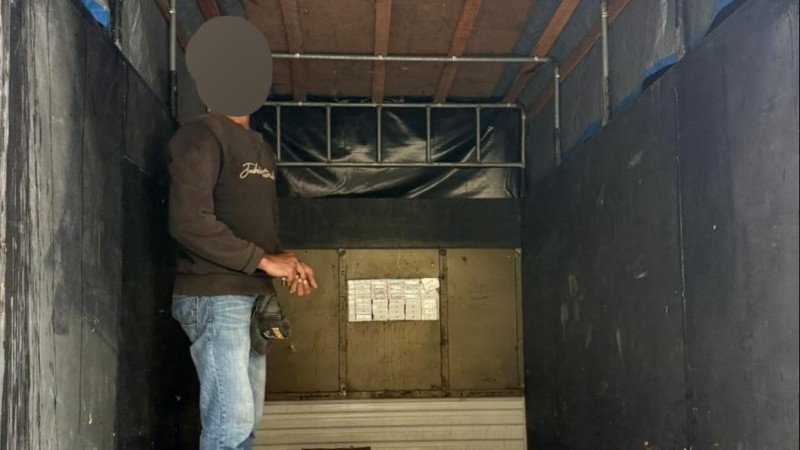 Batam Customs Foils Smuggling of 337 Smartphones Hidden in Pickup Truck