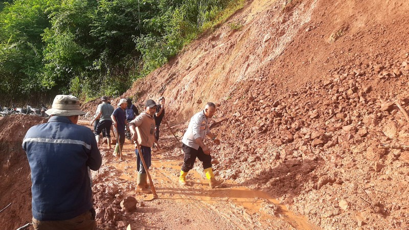 Landslide Cuts Main Road Linking Two Villages in Aceh Tengah