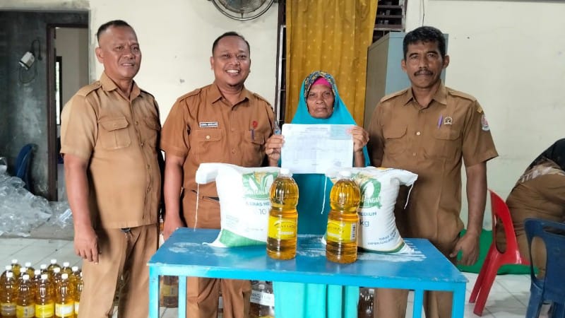 631 Residents of Bandar Labuhan Receive Food Aid