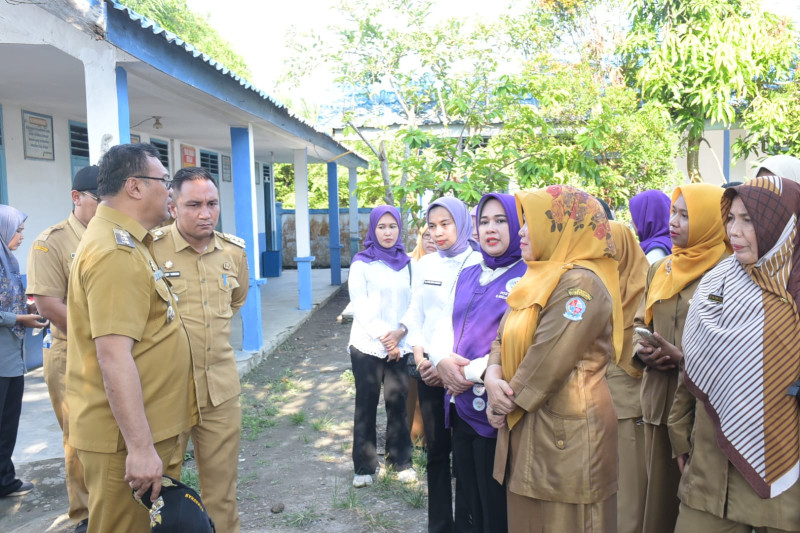 Deli Serdang Regent Visits SDN 108076: Renovation and Additional Teachers Approved