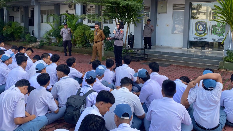 Barelang Police Educate Students and Drivers on Crime, Bullying, and Safety in Batam