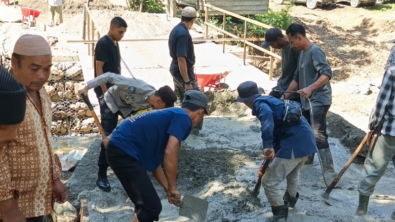 Emergency Bridge in Rusip Antara Rebuilt Through Police and Community Collaboration