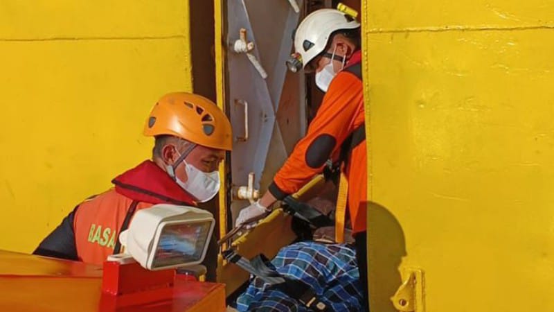 Passenger Dies on KMP Sembilang Near Pulau Lobam, SAR Team Conducts Medical Evacuation
