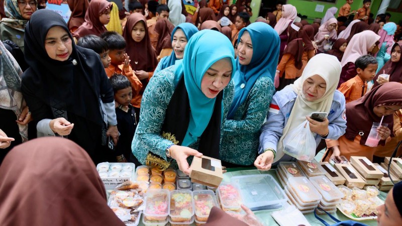 Aceh First Lady Promotes Fish Consumption Among Schoolchildren in Banda Aceh