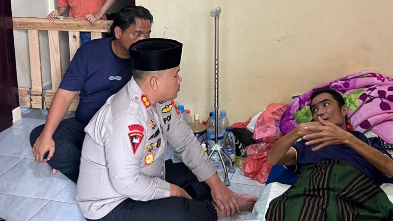 Labuhanbatu Selatan Police Chief Visits Tumor Patient in Medan