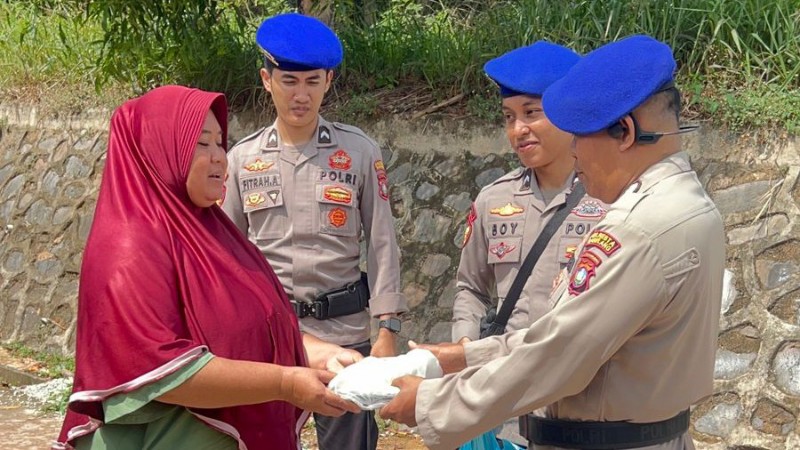 Barelang Police Deliver Food Aid to Tanjung Uma Coastal Communities in Batam