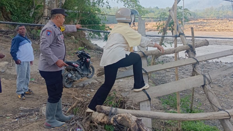 Police Assist Flood Victims, Support Students in Aceh Tengah