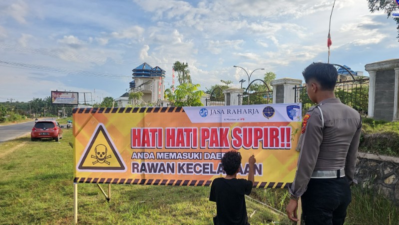 Labusel Police Install Warning Banners on Trans-Sumatra Road to Boost Road Safety