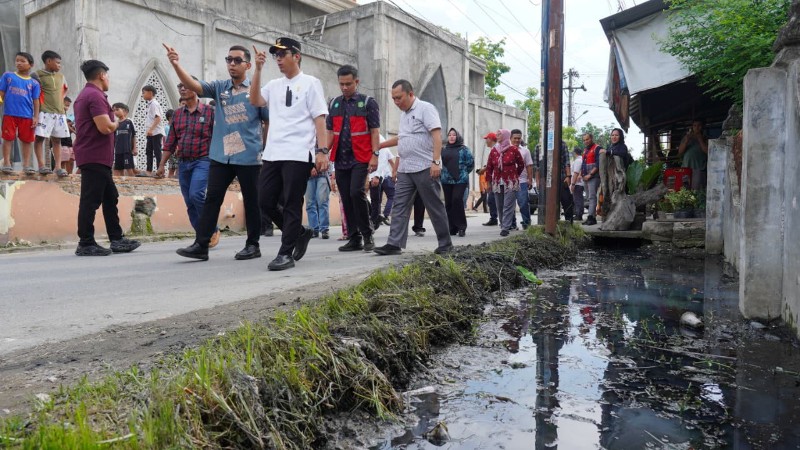 Rico Waas Engages Residents in Medan Timur, Orders Swift Action on Public Issues