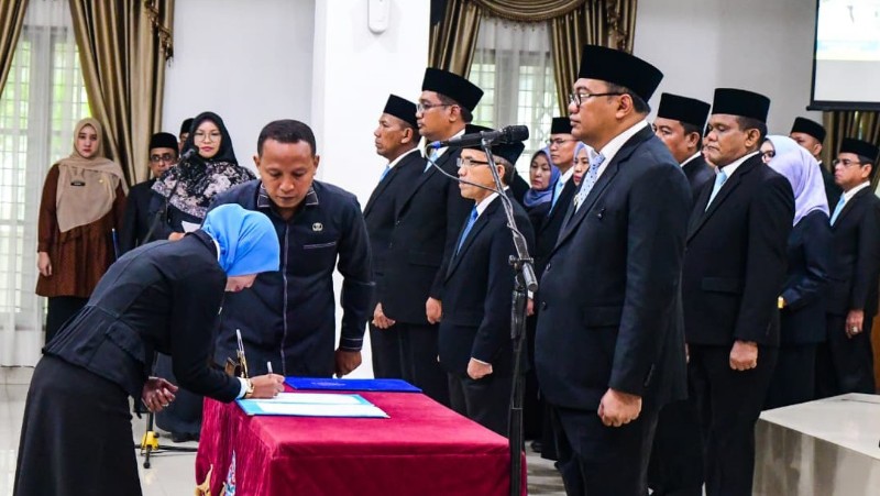 Deli Serdang Regent Appoints 29 Officials and School Principals