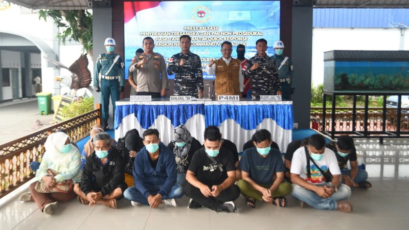 TNI AL Foils Smuggling Attempt of 14 Migrant Workers in Karimun