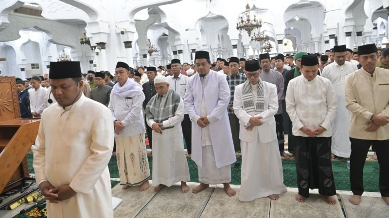 Aceh Deputy Governor Joins Thousands for Eid al-Adha Prayer at Baiturrahman Mosque