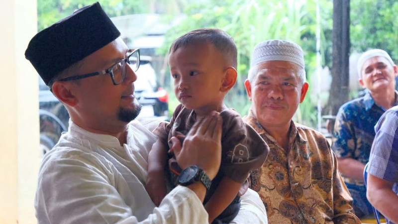 Labuhanbatu Selatan Regent Shares Lunch with Residents in Sungai Kanan