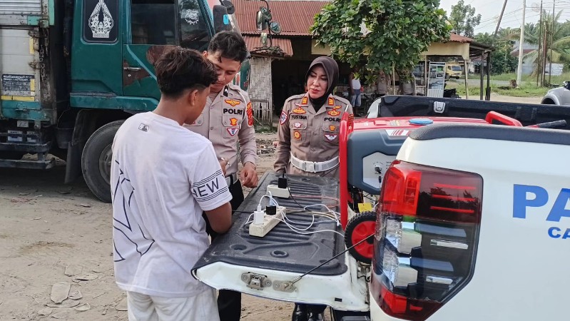 Labuhanbatu Selatan Police Offer Free Phone Charging for Motorists in Kotapinang