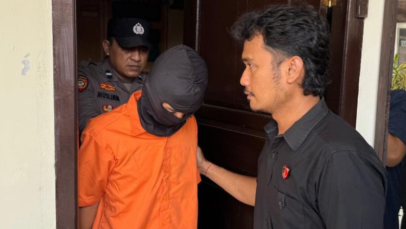 Two Fraudsters Arrested in East Jambi Over Fake Gold Necklace Scam