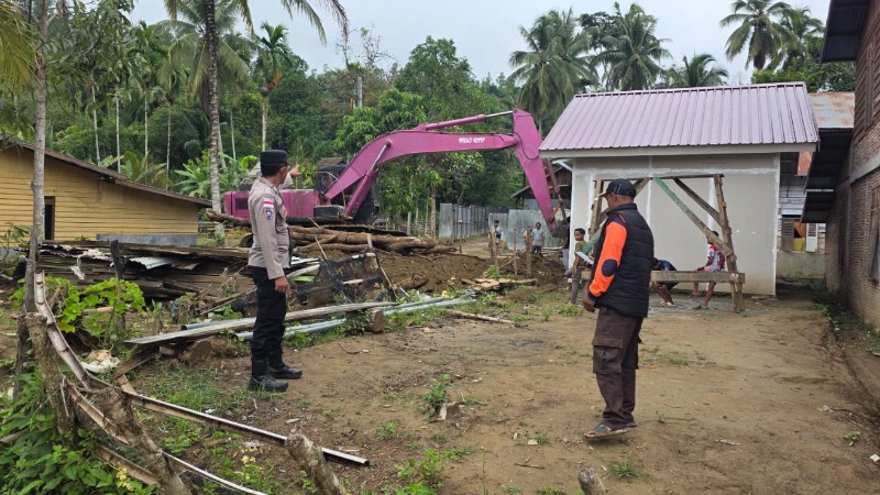 Linge Police and Residents Join Forces to Clear Flood Damage in Aceh Tengah