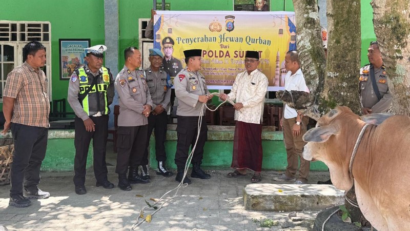 Labuhanbatu Selatan Police Donate Sacrificial Cattle to El Firdaus Islamic Boarding School