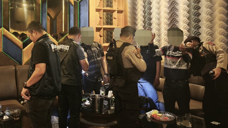 North Sumatra Police Conduct Drug Raid at Medan Nightclub, All 19 Tested Negative