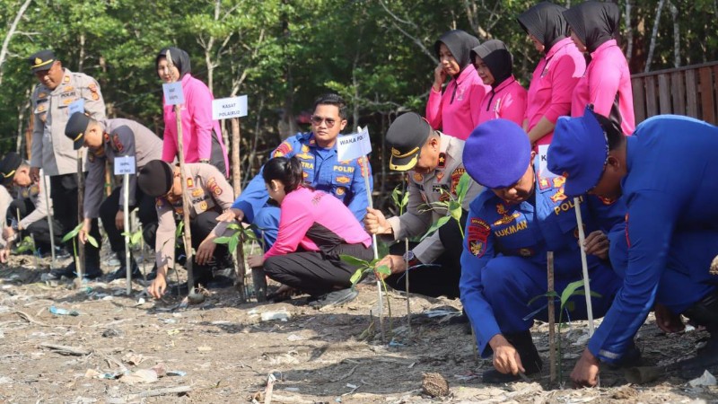 Polda Jambi Plants 2,000 Mangroves for Bhayangkara 80th Anniversary