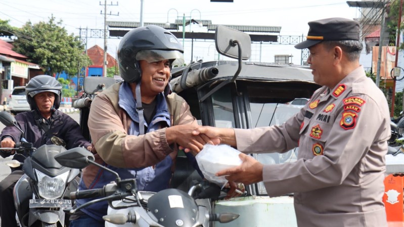 Aceh Tengah Police Distribute Social Aid in Friday Charity Program