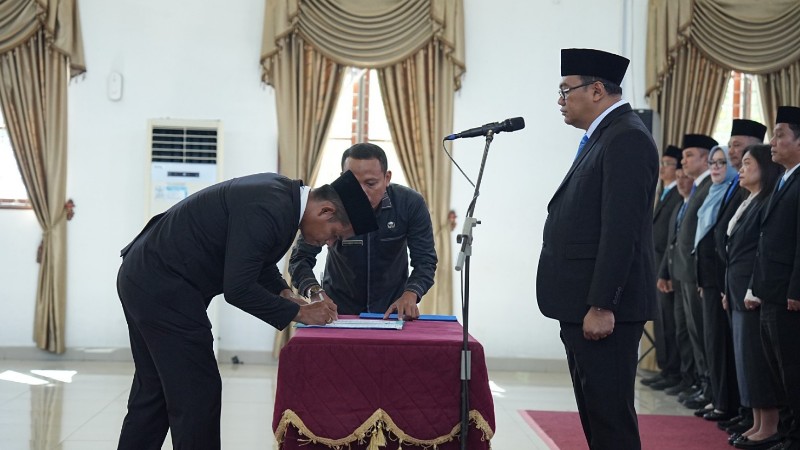 Deli Serdang Regent Appoints 53 Officials, Orders Strict Performance Review