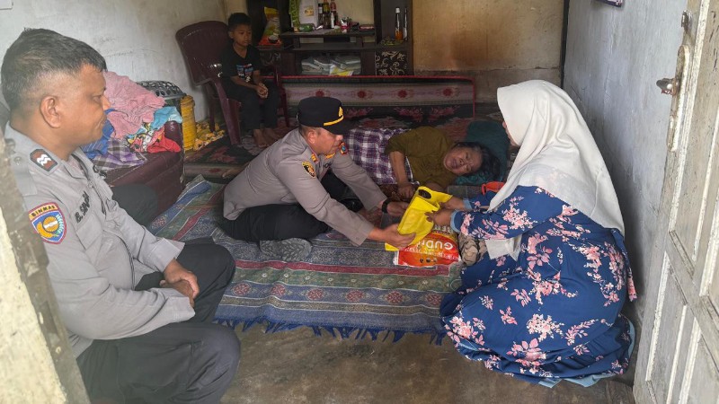 Polsek Torgamba Delivers Aid to Elderly Residents in Labuhanbatu Selatan