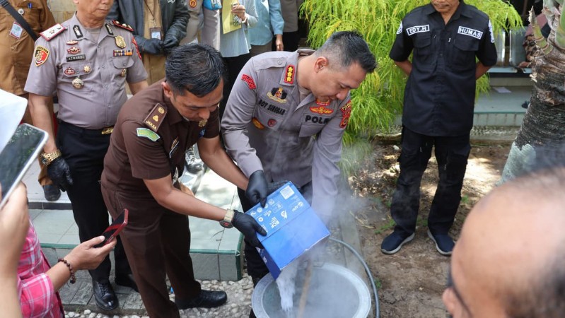 Jambi Police Destroy Drug Evidence, Protect 35,000 Residents