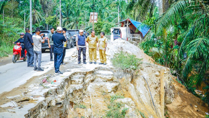 Aceh Deputy Governor Inspects Roads and Water Supply in Aceh Tamiang