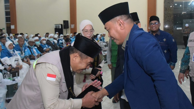 Emotional Homecoming as Deli Serdang Welcomes Hajj Pilgrims of Group 15 in Medan