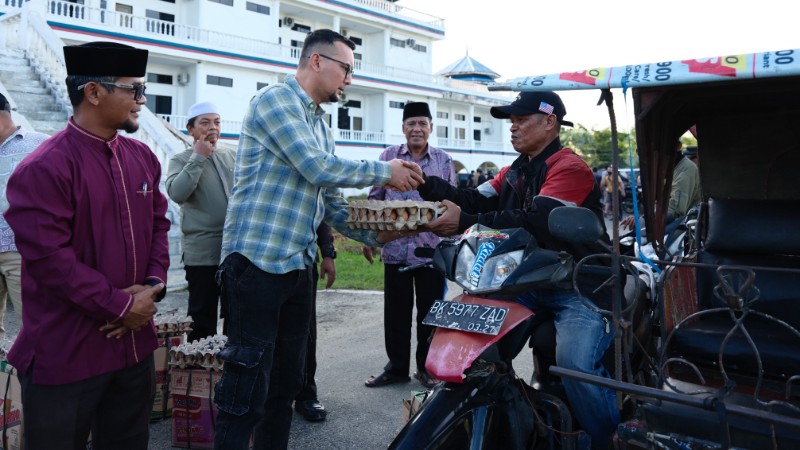 Baznas Labuhanbatu Selatan Distributes 60 Food Packages to Betor Drivers Under &ldquo;Jumat Berkah&rdquo; Program