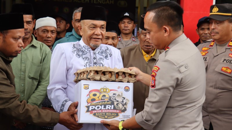 Aceh Tengah Police Honors Funeral Volunteers with Social Aid on 80th Bhayangkara Day