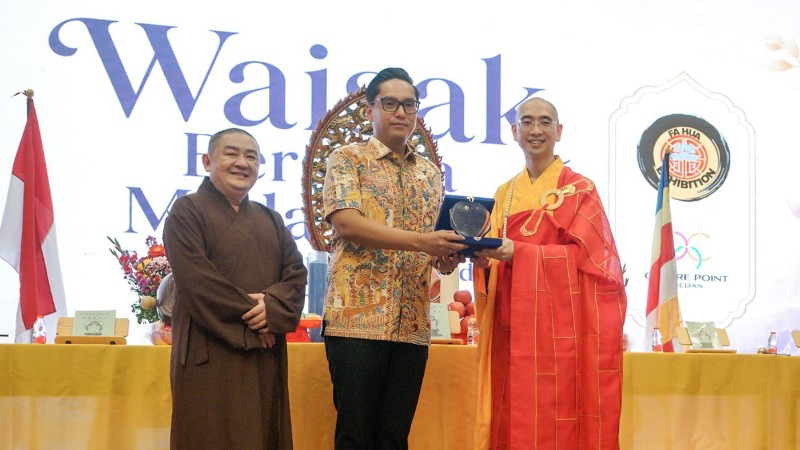 Rico Waas Calls for Harmony at Buddhist Cultural Festival in Medan