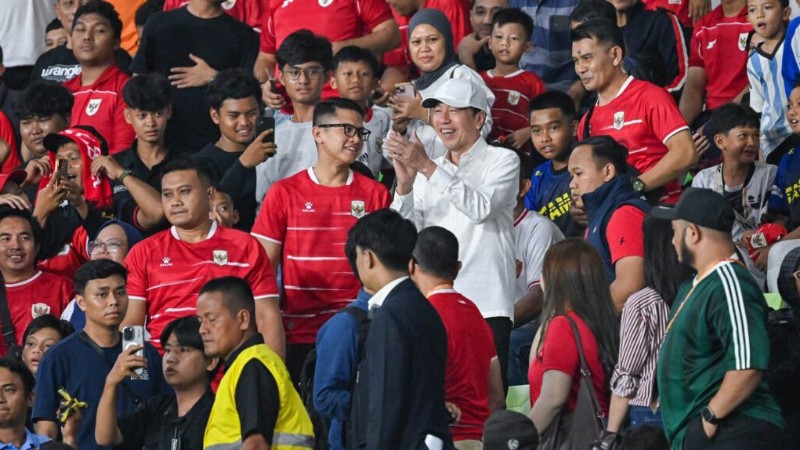Jokowi Watches Thrilling Match from Packed North Sumatra Stadium, Late Penalty Seals Indonesia U-19&rsquo;s Dramatic 2&ndash;1 Win Over Vietnam