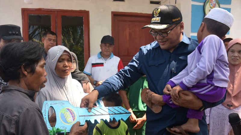 Deli Serdang Regent Hands Over Livable Homes and Land Certificates to Residents