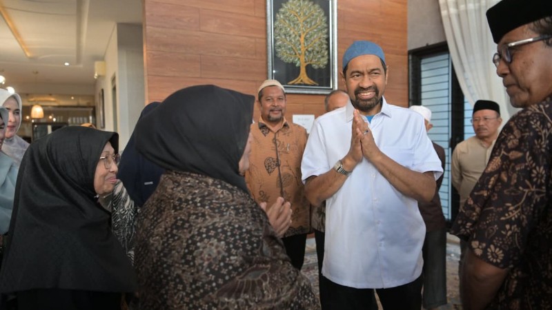 Aceh Governor Pays Condolences at Late Dr. Zaini Abdullah&rsquo;s Mourning House in Aceh Besar