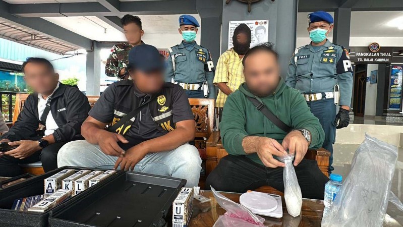 Indonesian Navy Foils 1 kg Meth Smuggling in Karimun Waters