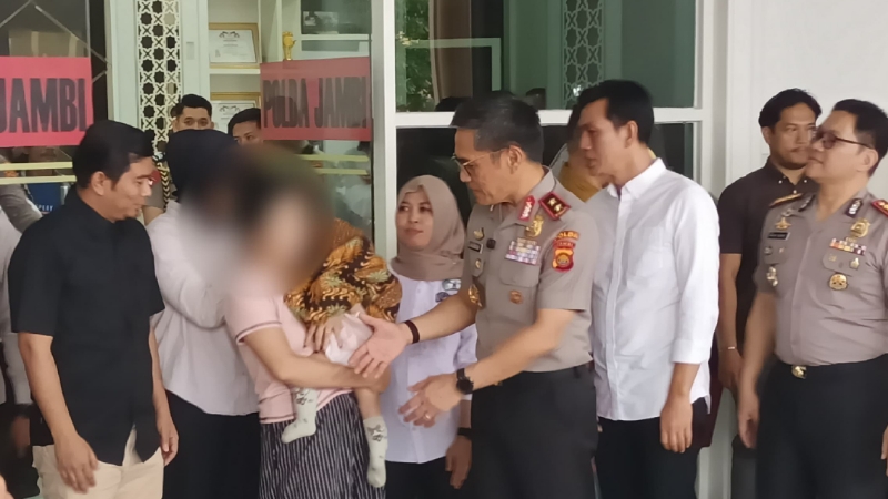 Polda Jambi Rescues Eight-Month-Old Baby in Suspected Human Trafficking Case, Reunites Infant with Biological Mother