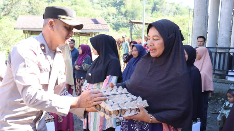 Aceh Tengah Police Distributes Food Aid to Lelumu Village Residents