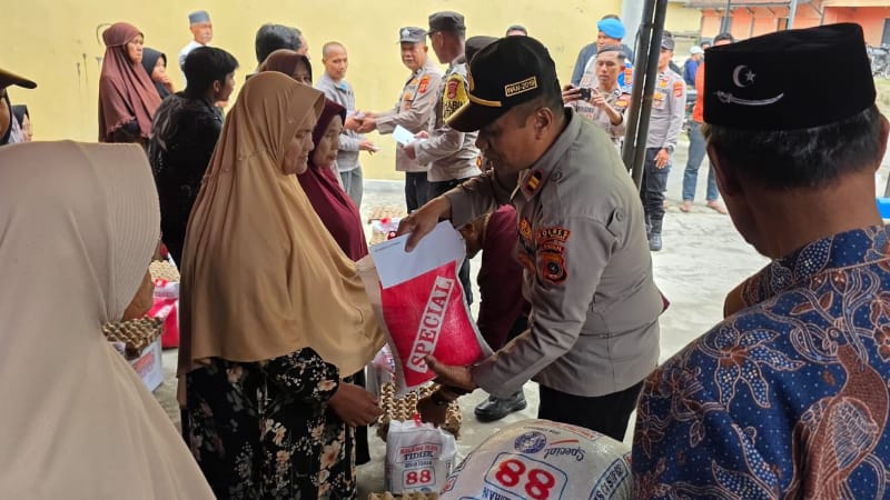 Aceh Tengah Police Distributes 40 Food Packages Through Jumat Berkah Program
