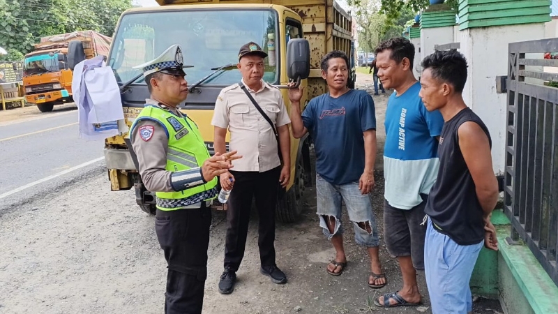 Labuhanbatu Selatan Traffic Police Calls on Public to Strengthen Road Safety Awareness