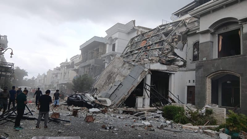 Gas Pipeline Explosion Collapses Luxury House in Grand Polonia Medan, Four People Trapped
