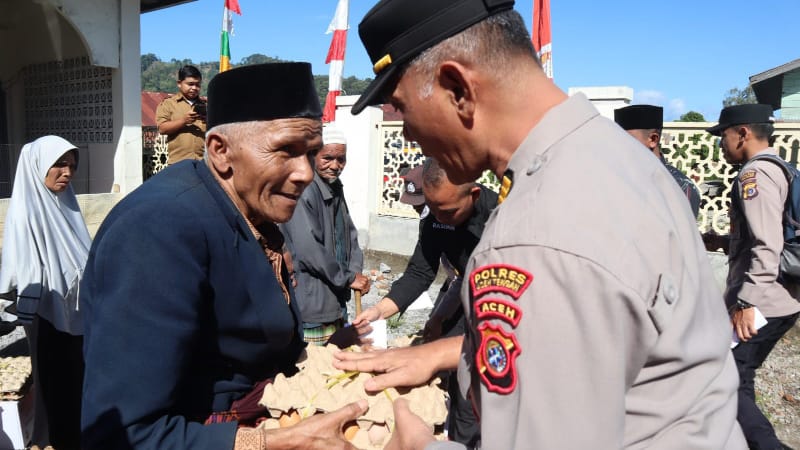 Aceh Tengah Police Distributes 40 Food Packages Through &ldquo;Jumat Berkah&rdquo; Program