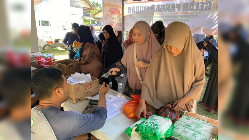 Cheap Food Movement in Aceh Besar Provides 300 Food Packages for Darul Kamal Residents