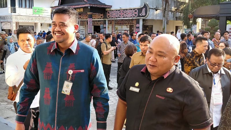 Bobby Nasution Applauds Deli Serdang Pavilion at 50th PRSU  MEDAN | INDATANEWS.COM - North Sumatra Governor, Bobby Nasution, accompanied by a member o