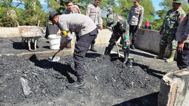 Polsek Kute Panang Helps Residents Clear Fire Debris in Aceh Tengah