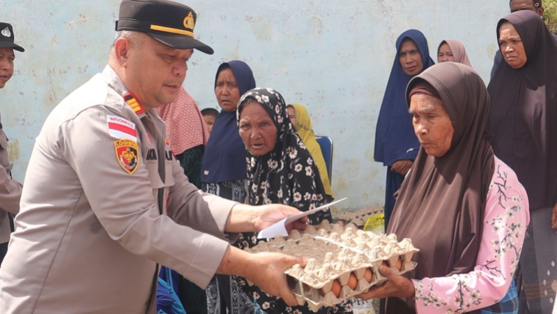 Aceh Tengah Police Distributes Food Aid to Gemboyah Residents